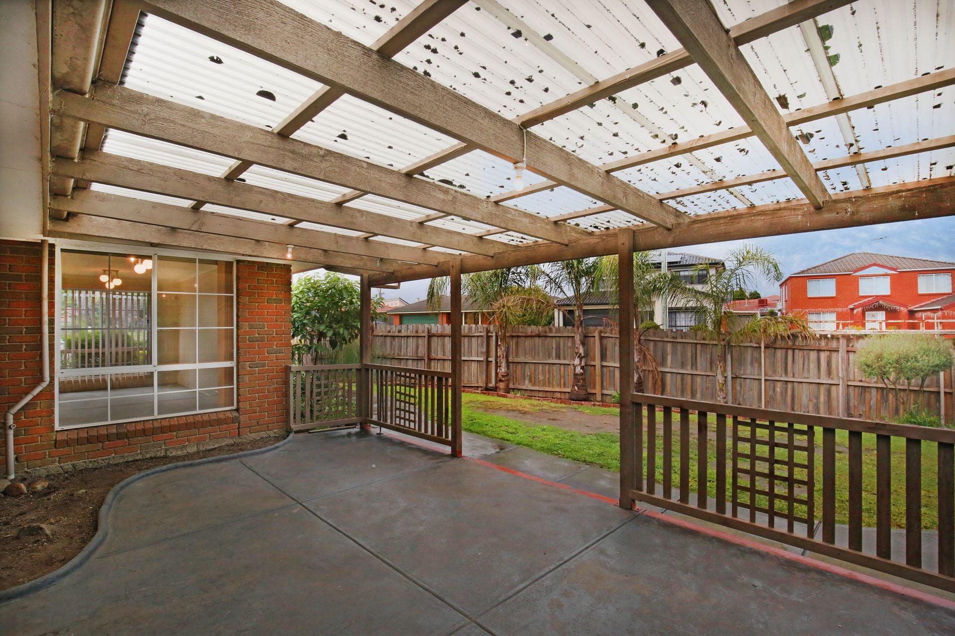 QUIET COURT LOCATION AND CLOSE TO ALL AMENITIES!