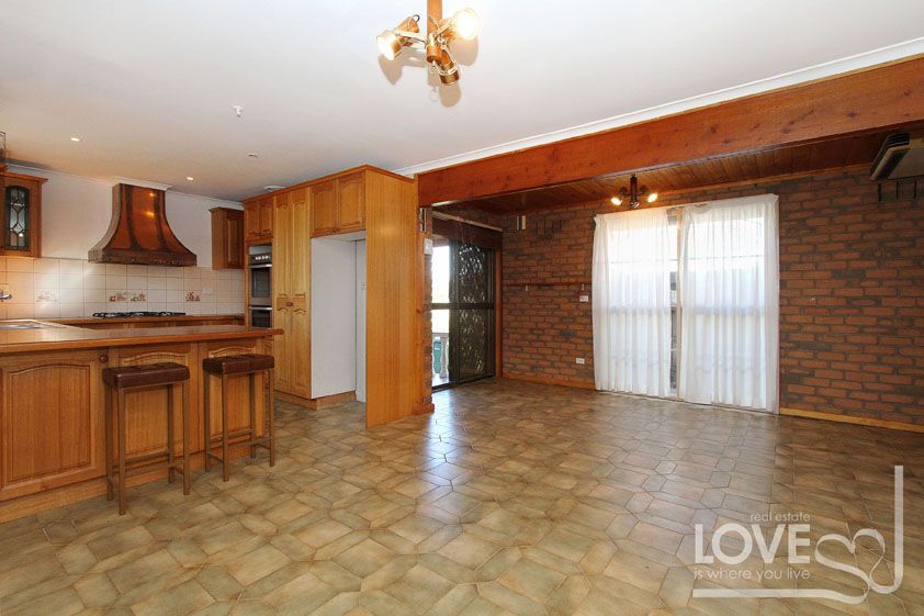 WARM FAMILY HOME IN IDEAL LOCATION