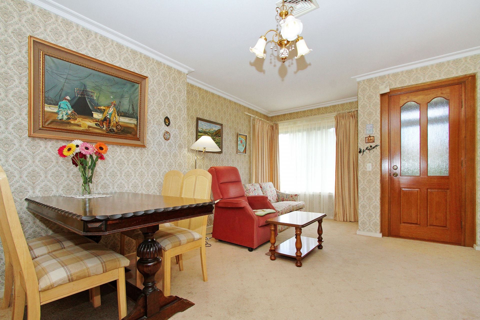 COMFORTABLE LIVING IN A SUPERB LOCATION