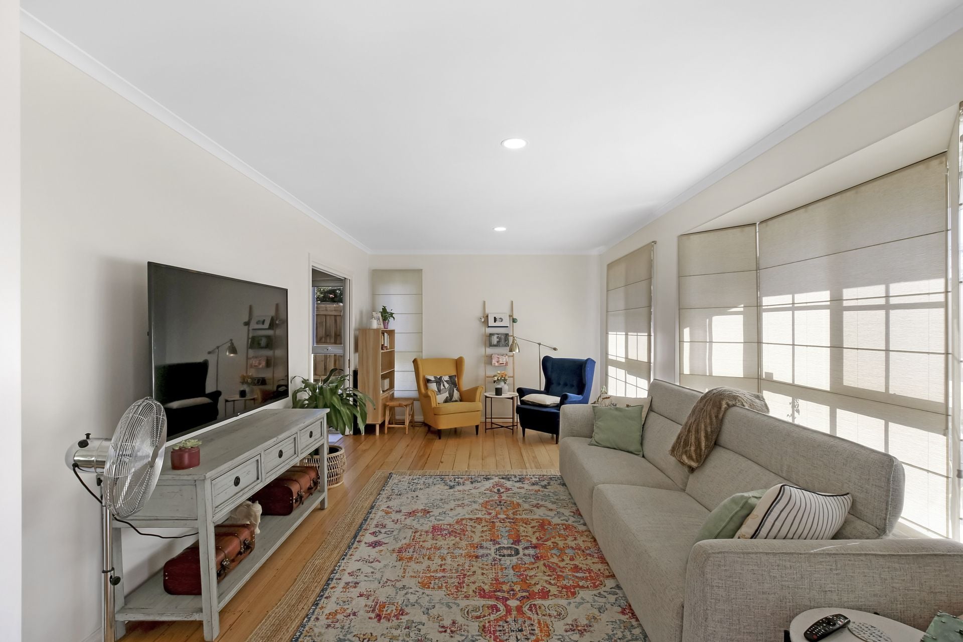 CONTEMPORARY LIVING IN A PRIME LOCATION!