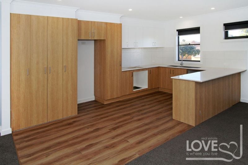 2/10 Ralph Street, Reservoir