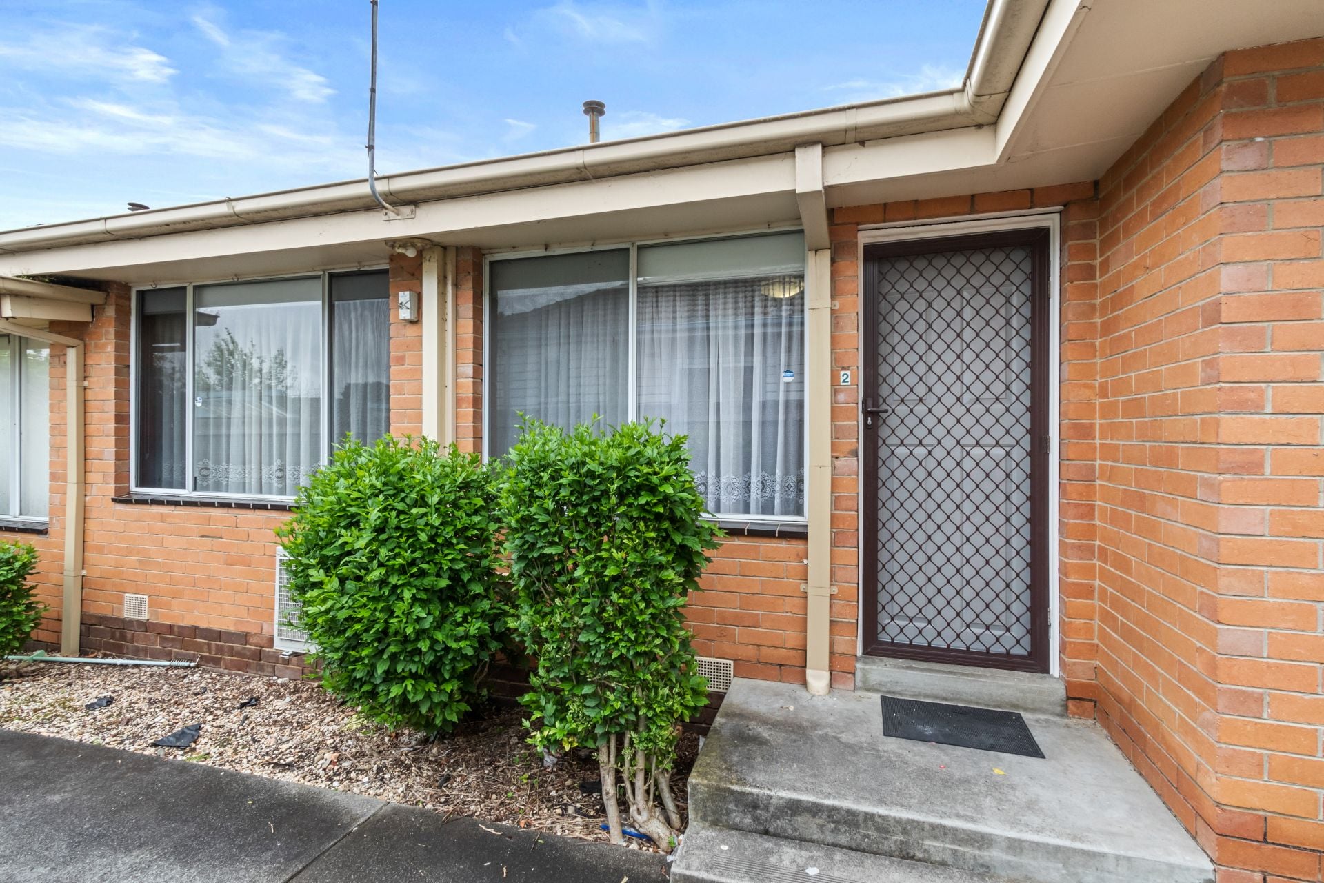 FRESHLY RENOVATED UNIT FOR LEASE!