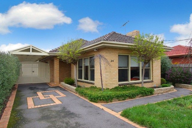 COMFORTABLE FAMILY LIVING AND ENTERTAINING