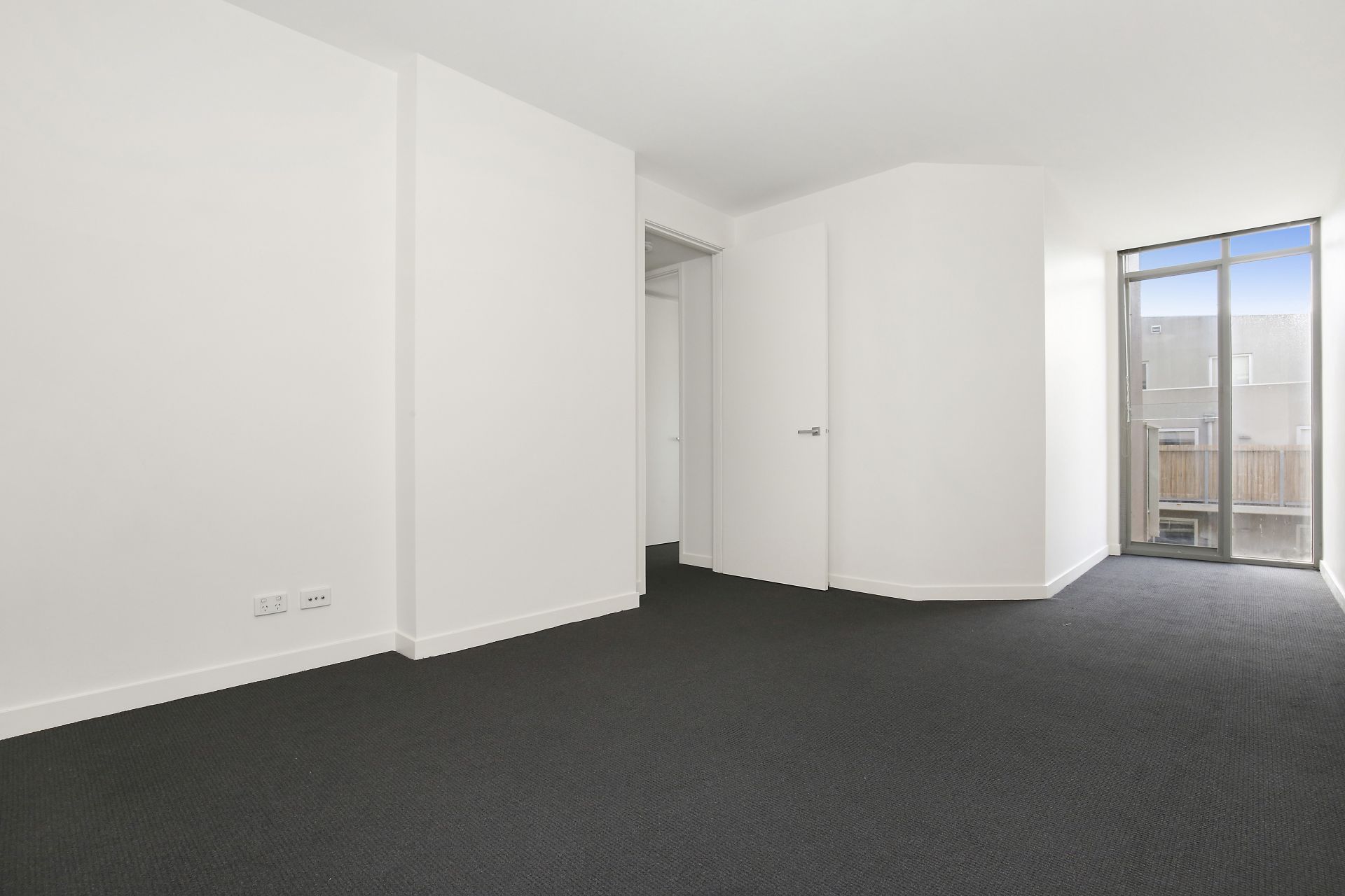 Light and Bright 2 Bedroom Apartment in Convenient Location
