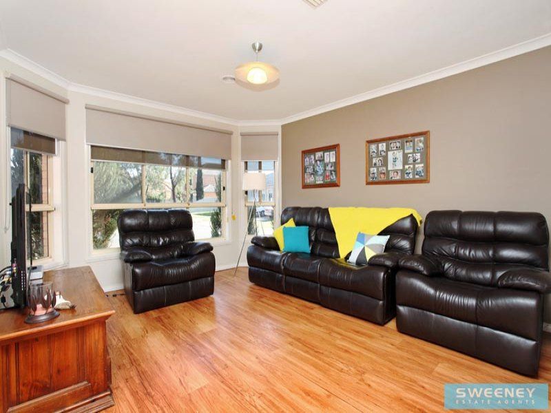 2 Macedon Close, Caroline Springs - Thumbnail 3