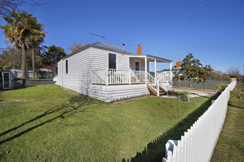1 John Crescent Beechworth VIC, Beechworth - Thumbnail 4