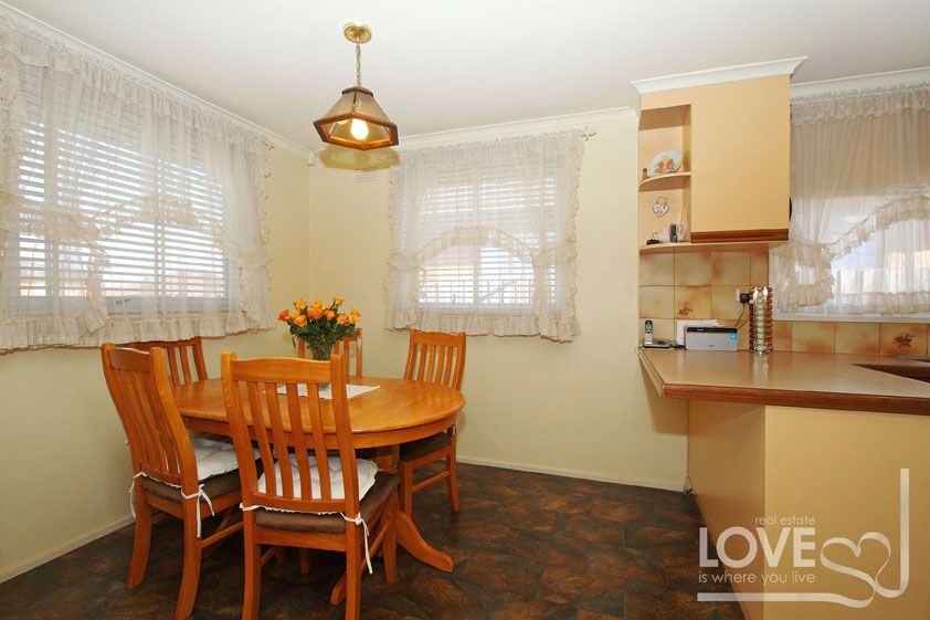 SPOTLESS FAMILY HOME IN GREAT LOCATION & BIG BACKYARD FOR THE KIDS!