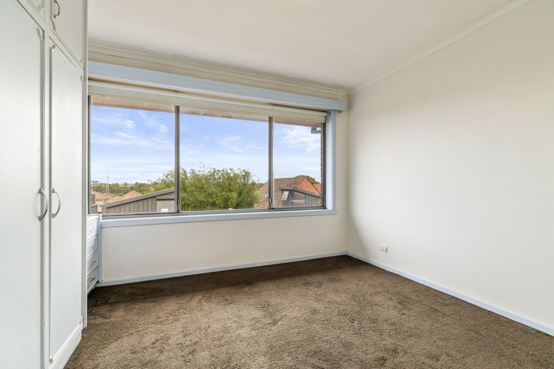 Two Bedroom Apartment in Quiet Street!