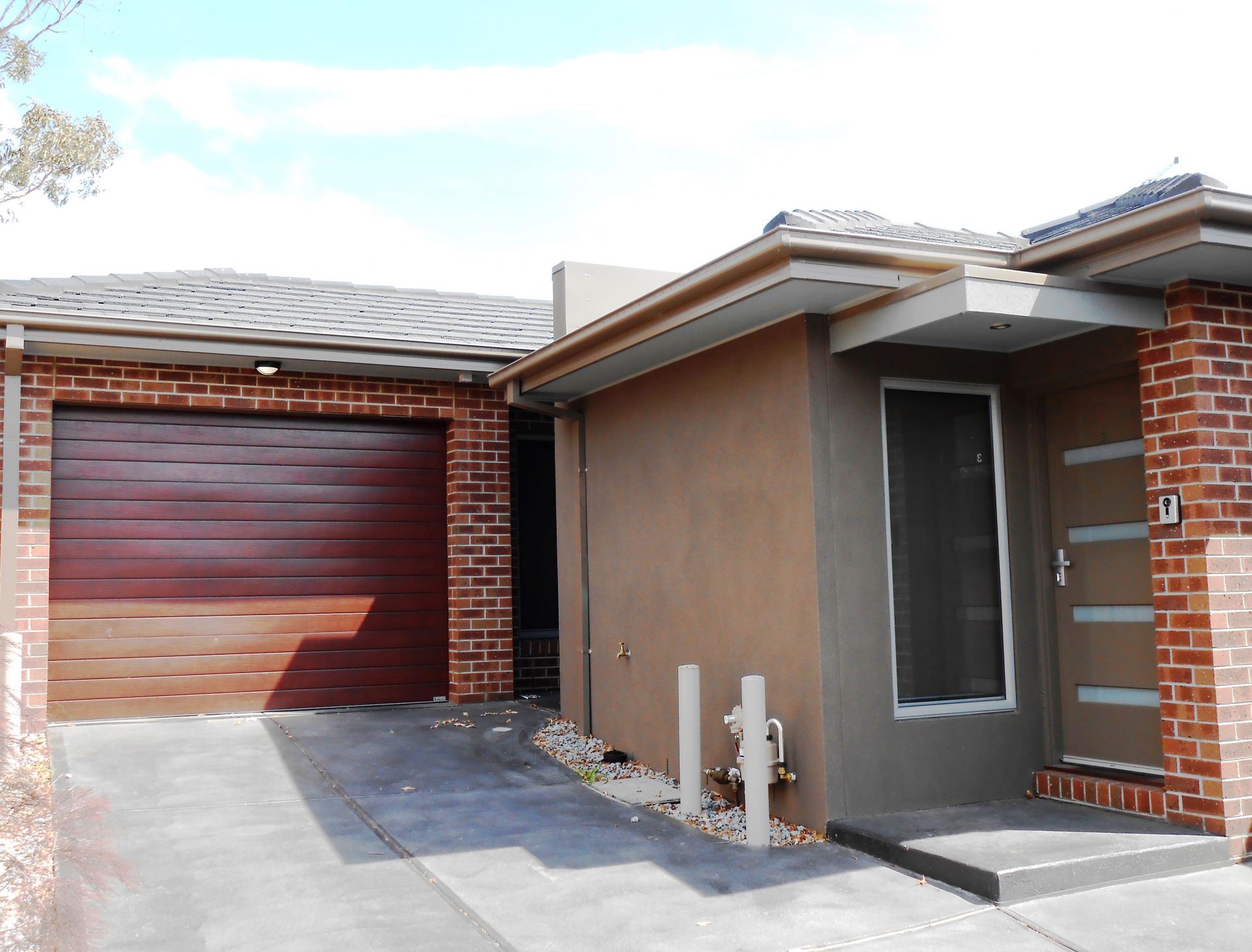MAINTENANCE FREE, MODERN UNIT IN PRIME LOCATION