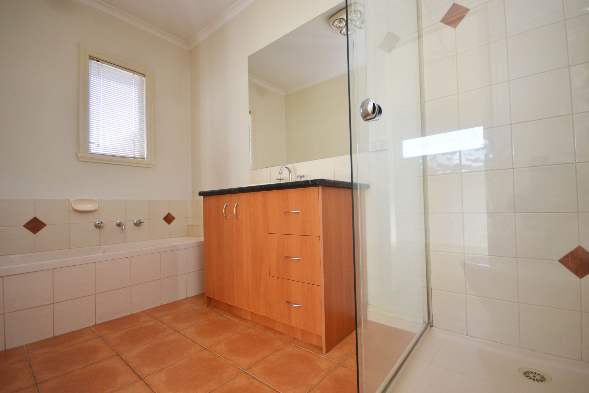 TOP TOWNHOUSE IN TRENDY THORNBURY