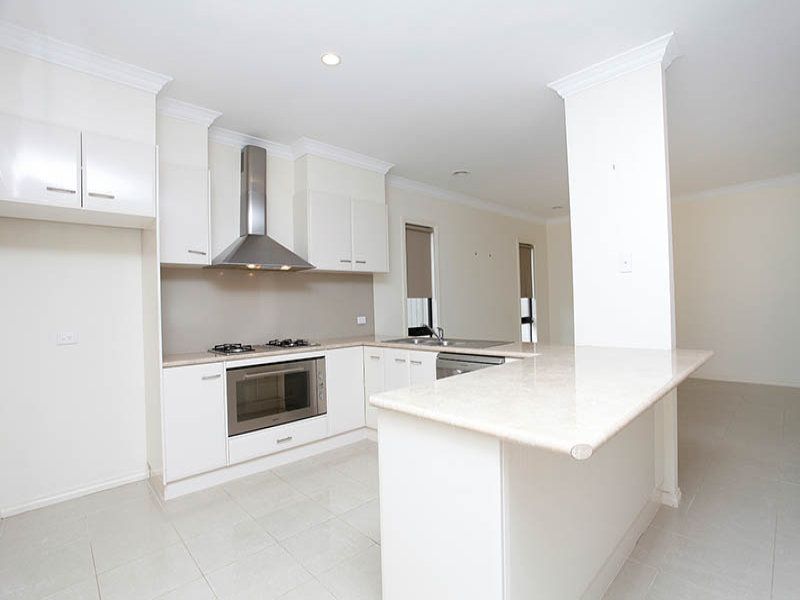 28 Hunts Cross Way, Caroline Springs - Thumbnail 3