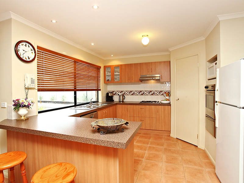 15 Franklin Place, Caroline Springs - Thumbnail 4