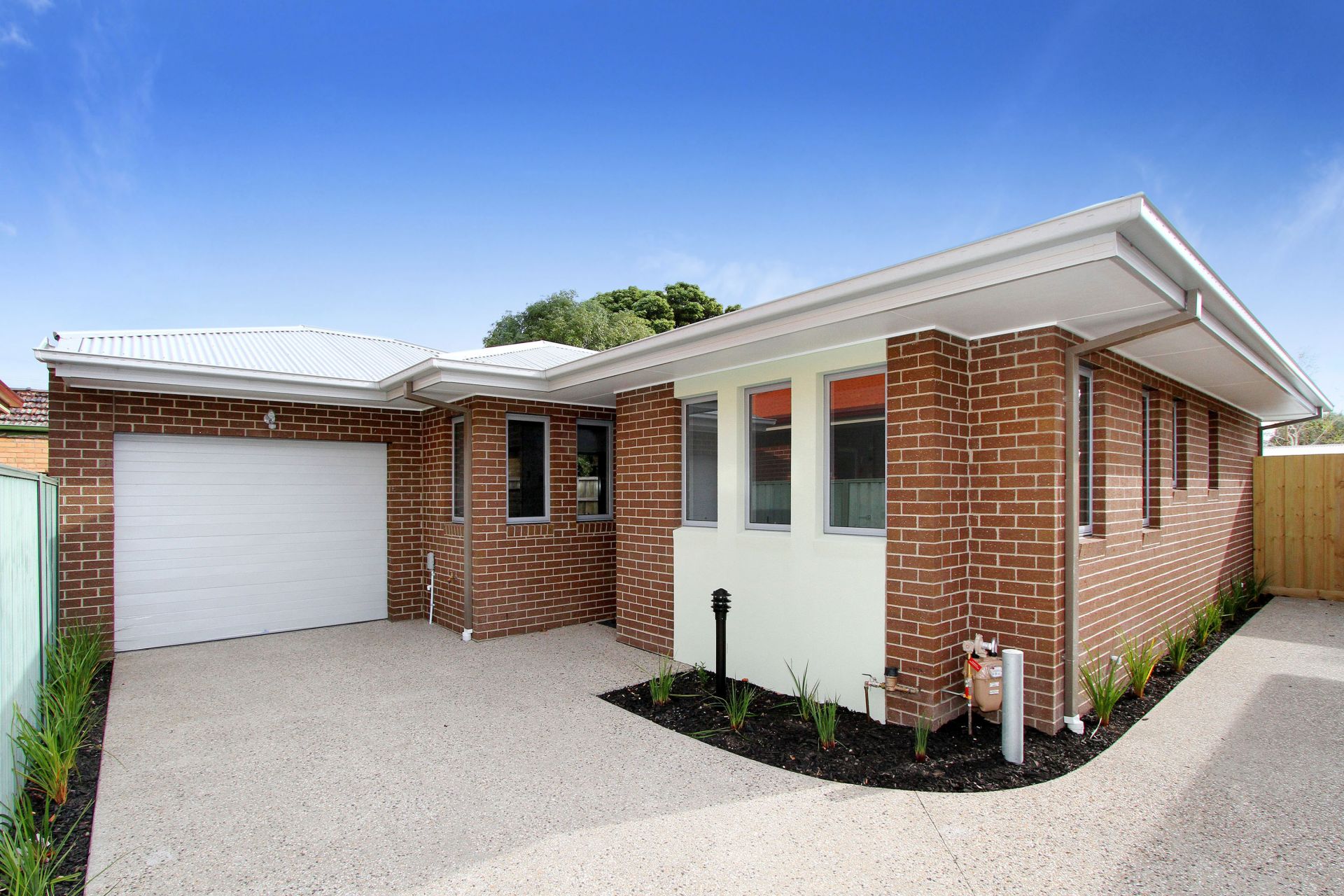 STYLISH, SOPHISTICATED, & CONVENIENTLY LOCATED!