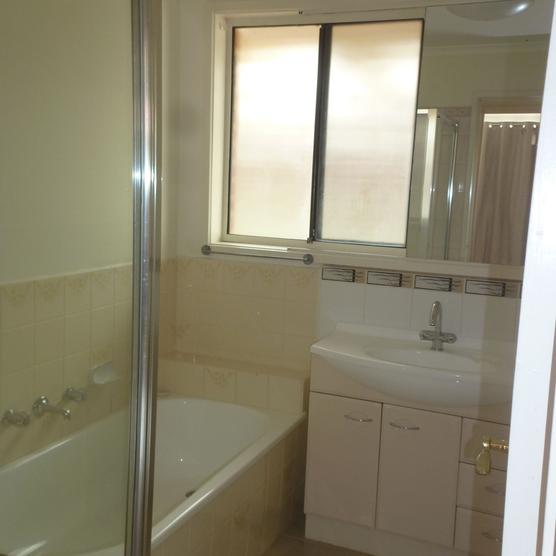 LOVELY 3 BEDROOM FAMILY HOME