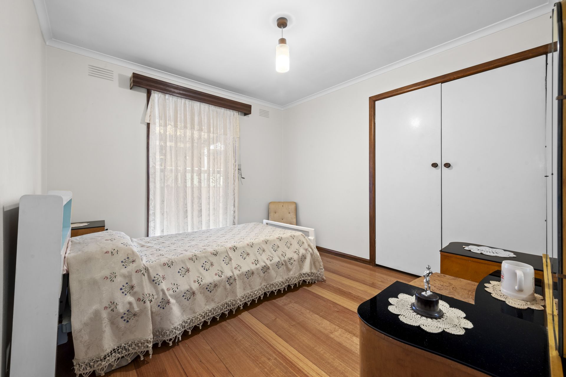 SUBSTANTIAL FAMILY HOME - 4 BEDROOMS, 2 BATHROOMS