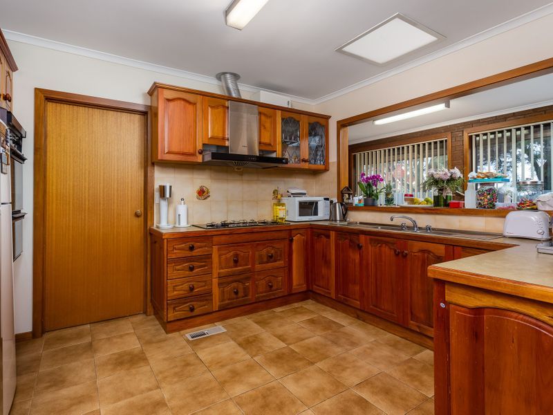 8 Edwards Drive, Altona Meadows - Thumbnail 4
