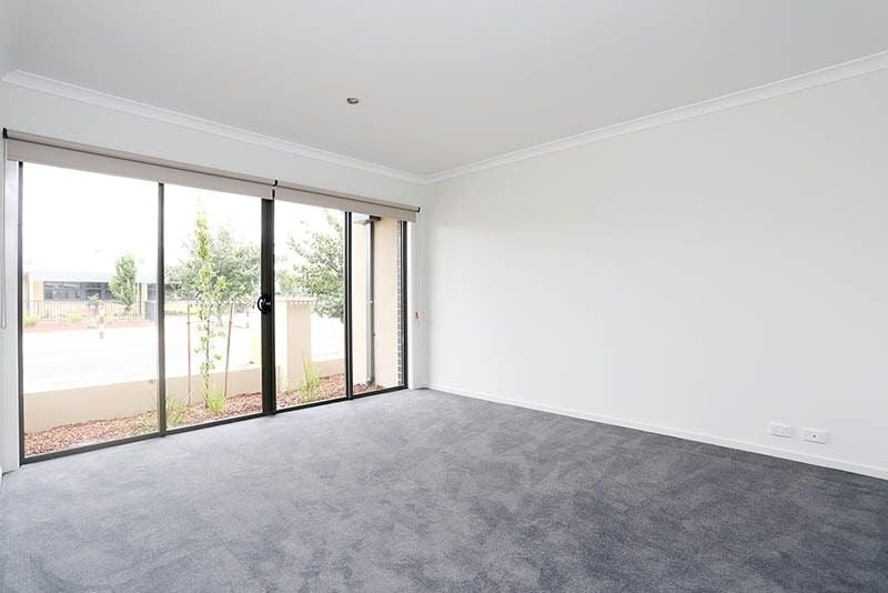 4/8 The Crossing, Caroline Springs