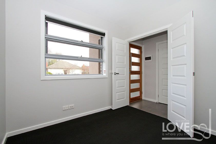 2 bedroom + study, 2 minutes from shops and trains