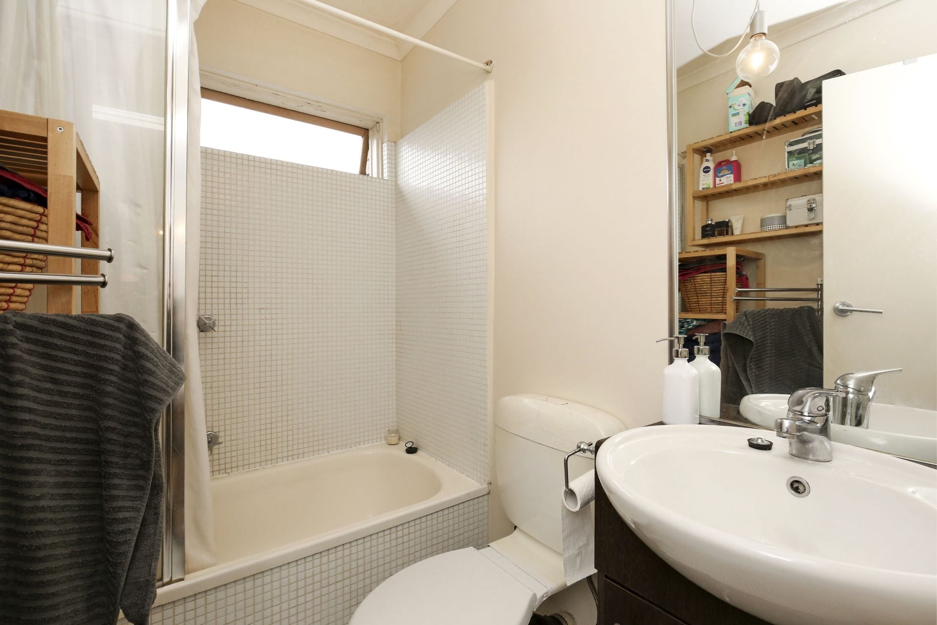 Bright one bedroom apartment with a courtyard!