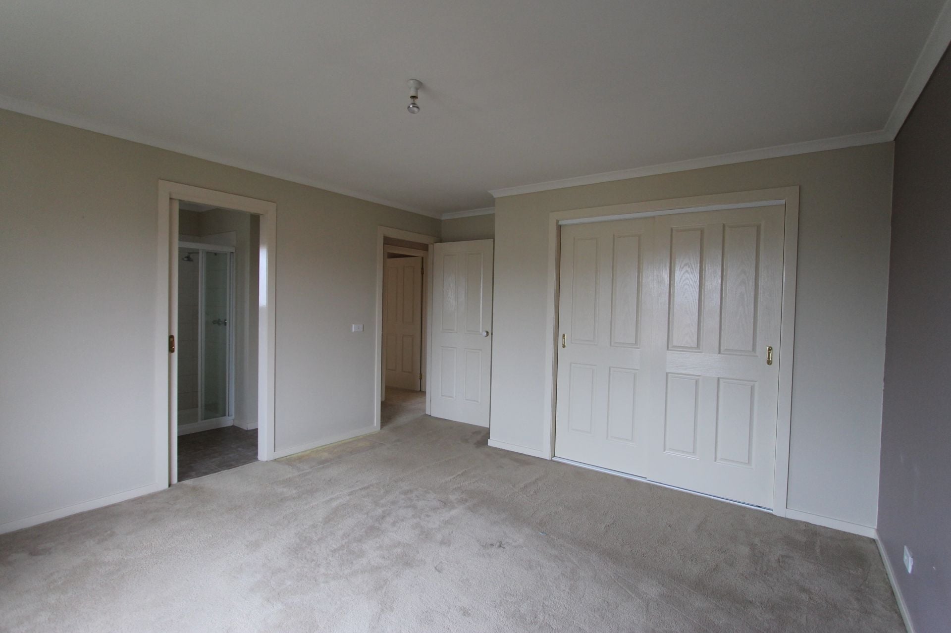 MODERN  TOWNHOUSE AT THE RIGHT PRICE