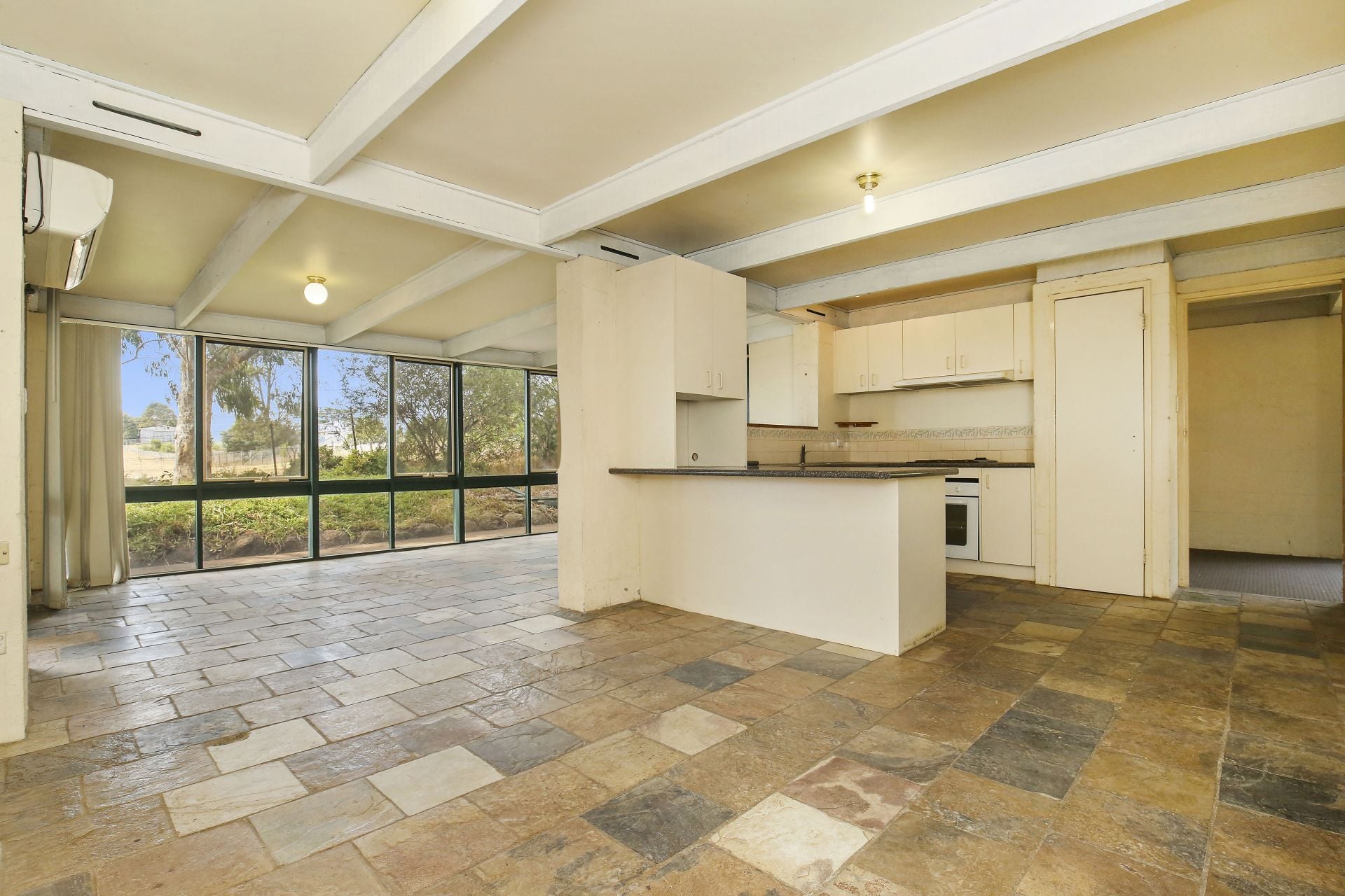 COUNTRY LIVING WITH METRO CONVENIENCE   *Insp Wed 28th Mar @ 4:40pm*