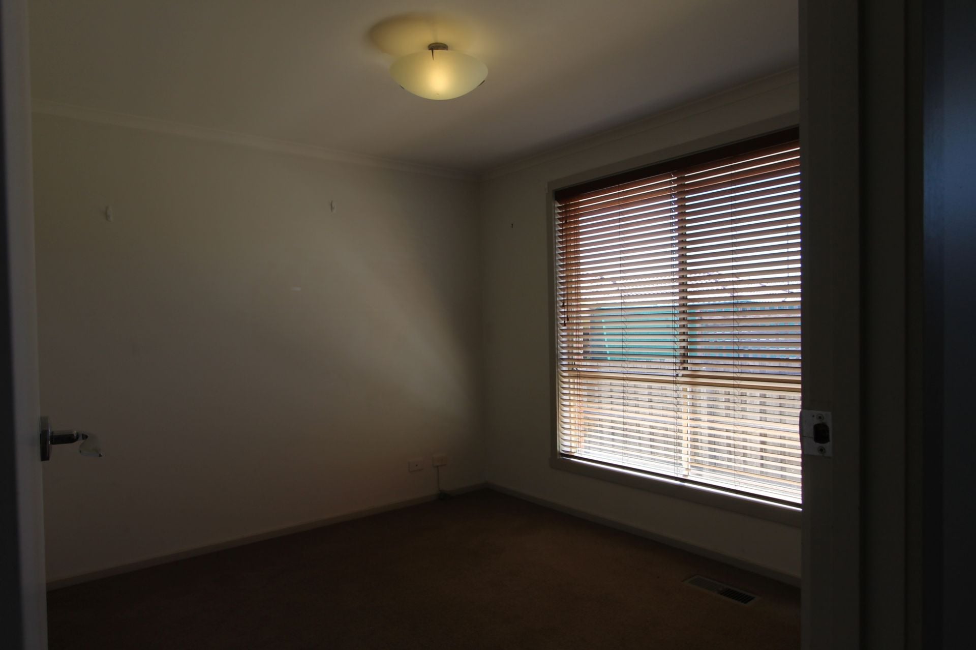 Low Maintenance Unit & Centrally Located!