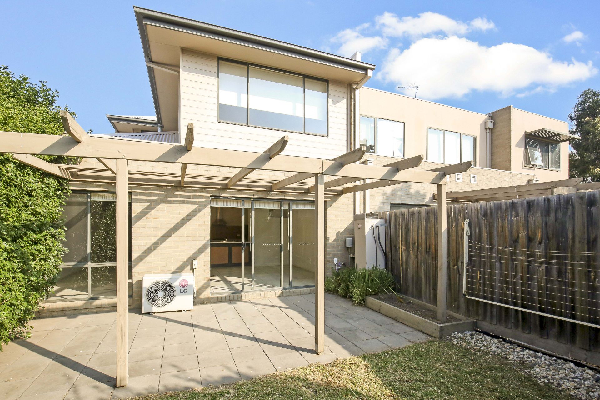 STYLISH TOWNHOUSE OPPOSITE PARKLAND  *Insp Thu 5th Jul @ 5:00pm*