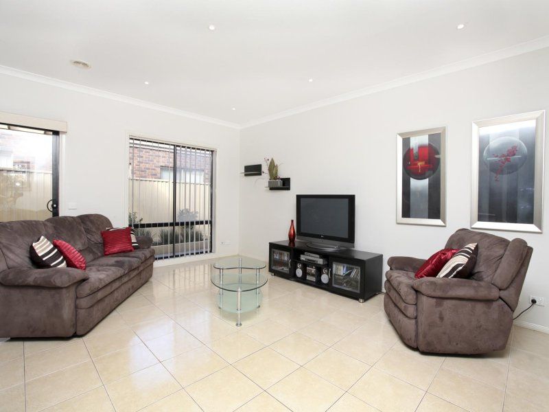 8 Maranoa Grove, Caroline Springs - Thumbnail 5
