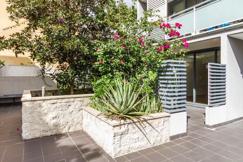 Pet friendly garden apartment with two courtyards