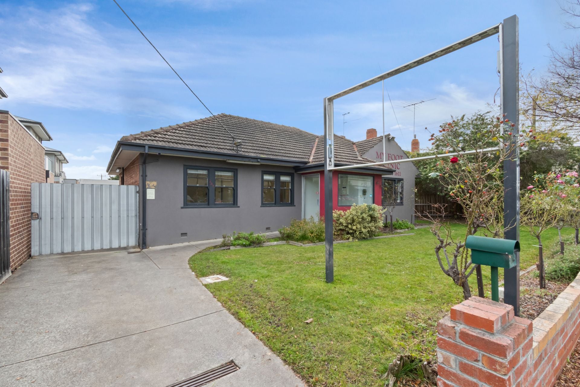Spacious House in Ideal Locale - 9 MONTH LEASE