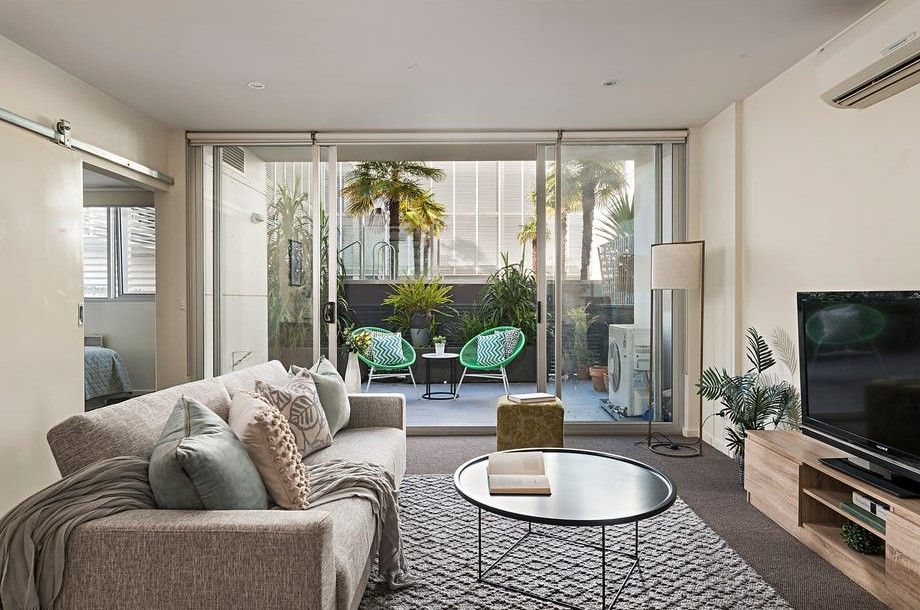 LIGHT-AND-BRIGHT APARTMENT LIVING
