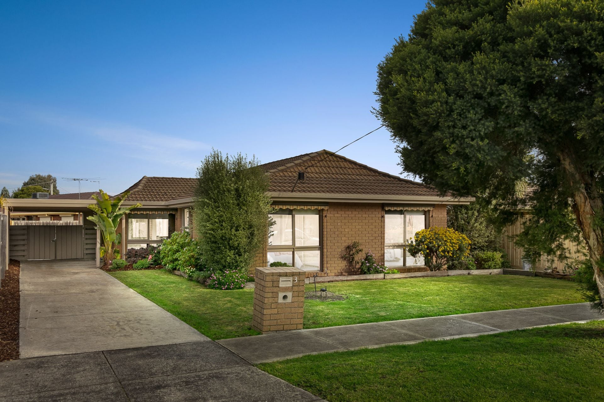 AN IMMACULATE 4 BEDDER