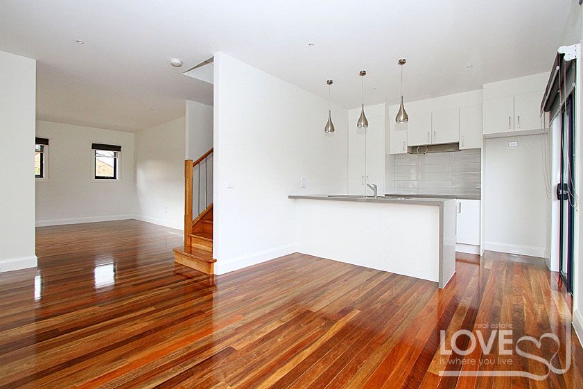 BRAND NEW CONTEMPORARY CHIC