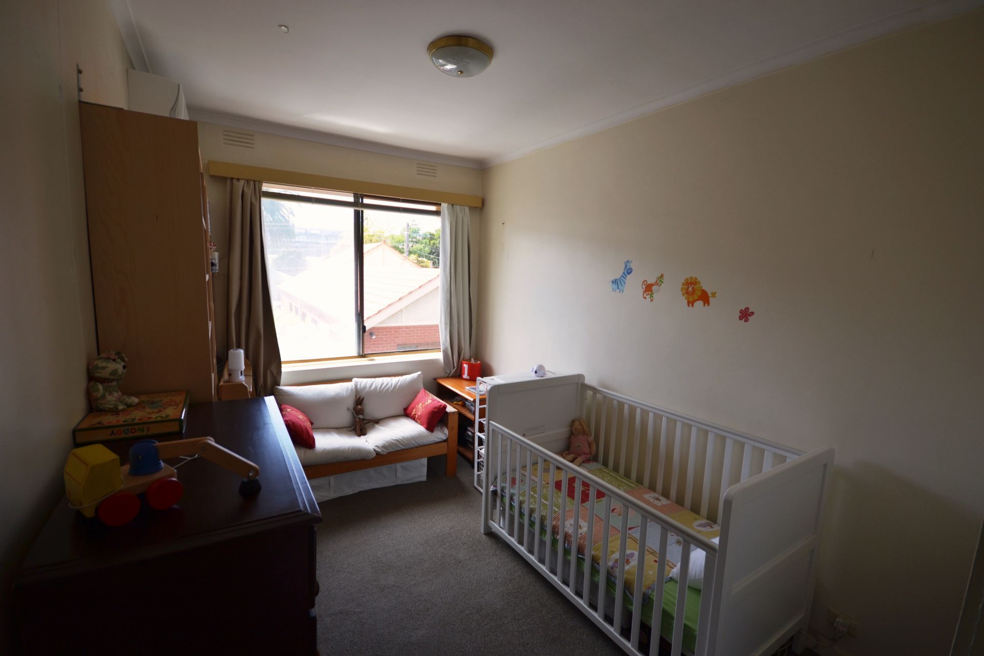 SPACIOUS FIRST FLOOR APARTMENT - LOADS OF SUNLIGHT!!