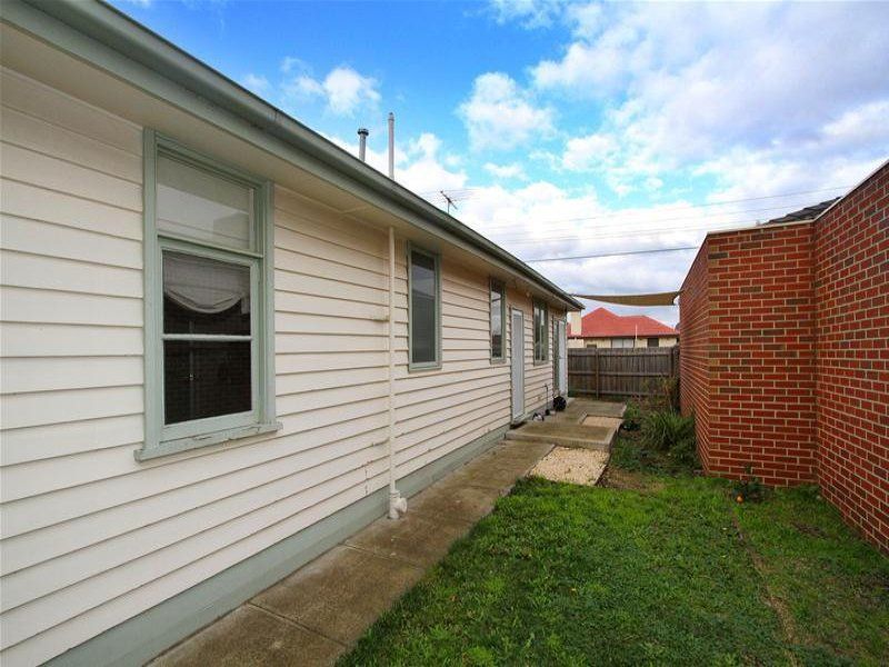 MODERN 2 BEDROOM HOME IN LALOR!