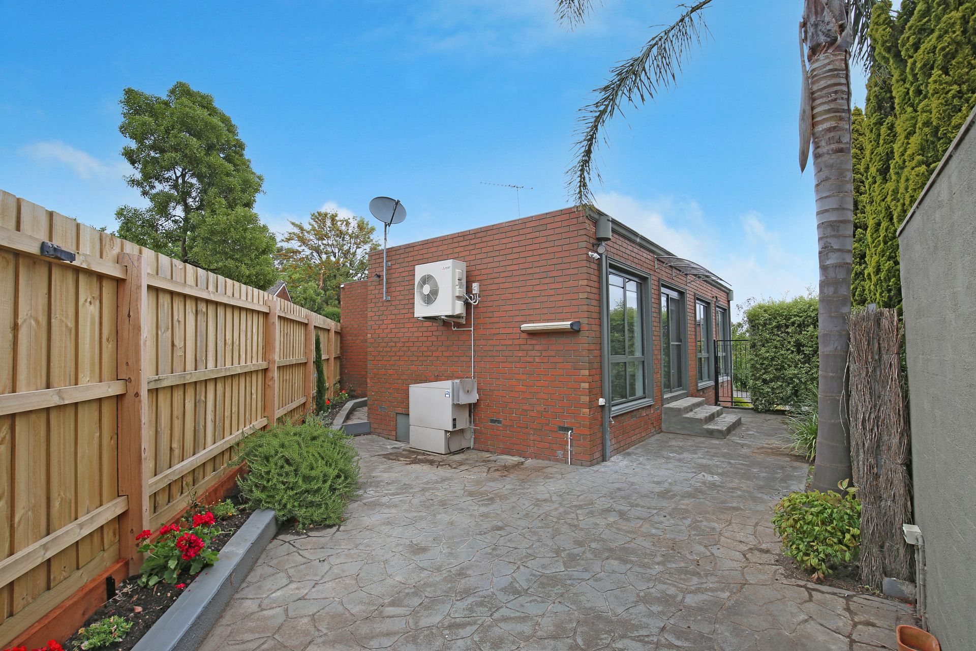 **APPLICATION APPROVED - 11/01/2022**Executive Family Luxury Living in Ivanhoe**