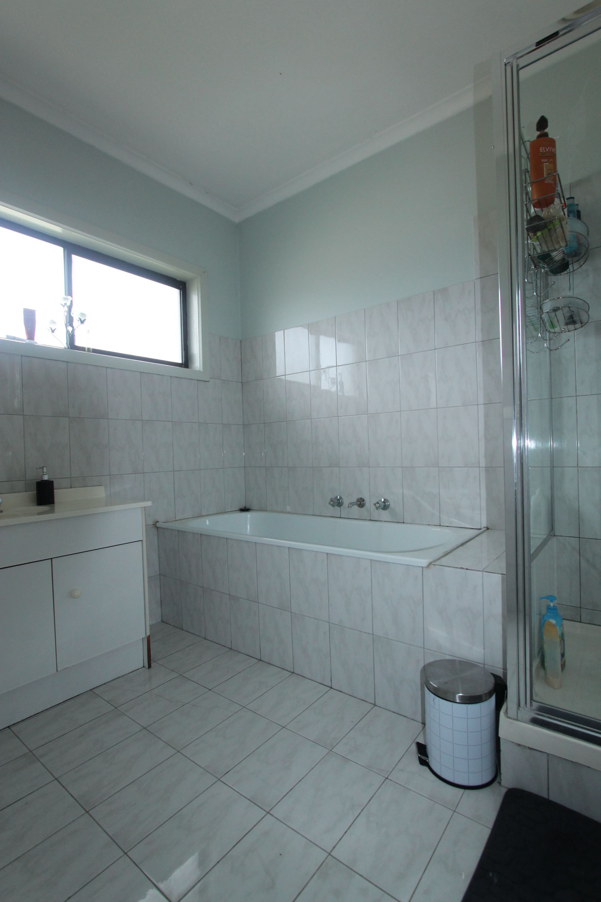 TUCKED AWAY BEAUTY IN THE HEART OF LALOR!!