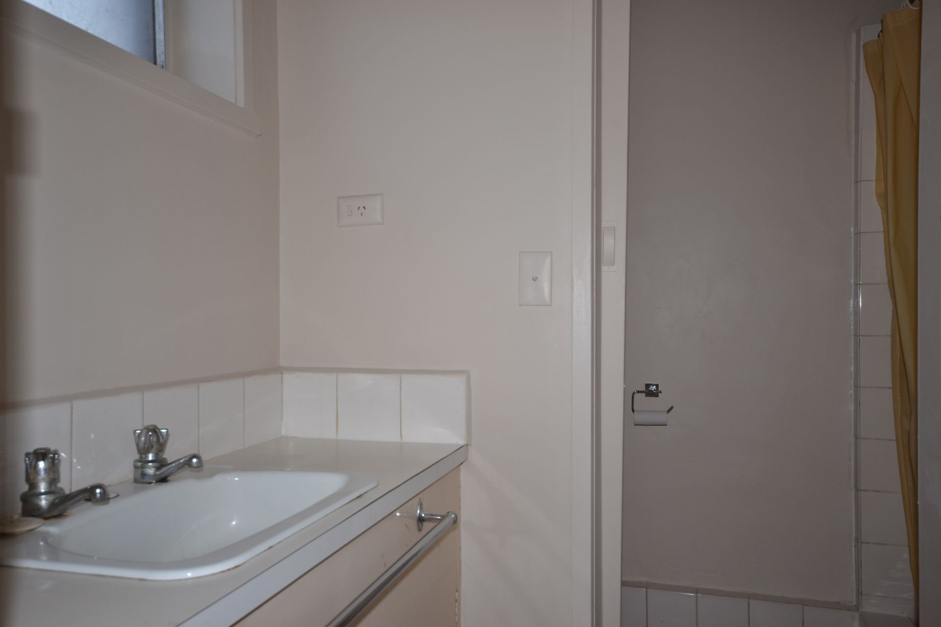 STUDIO APARTMENT READY FOR YOU TO MOVE INTO
