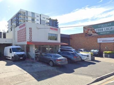 CENTRALLY LOCATED NEWSTEAD FREESTANDER