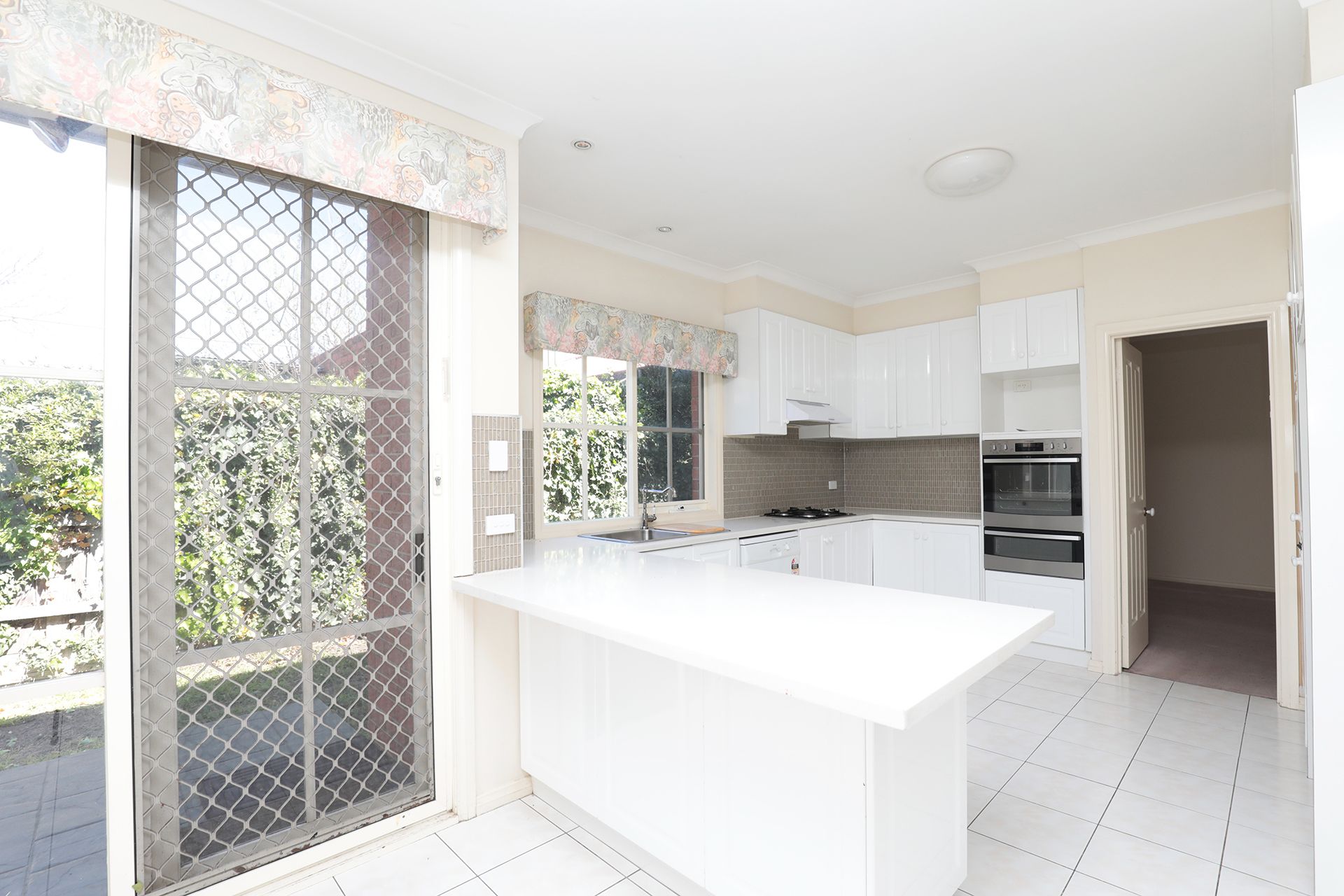 2/17 Loch Avenue, St Kilda East - Thumbnail 4