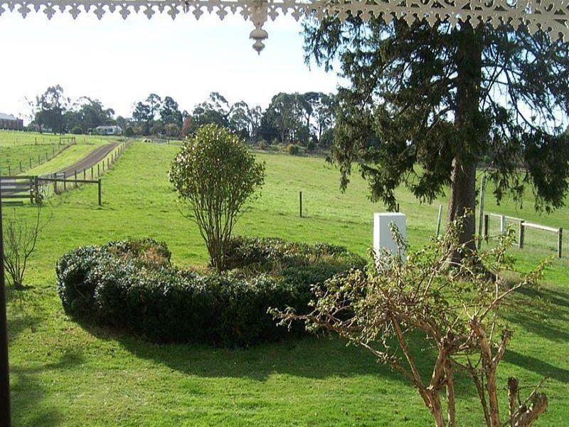 CLASSIC VICTORIAN HOMESTEAD : 2.5 ACRES