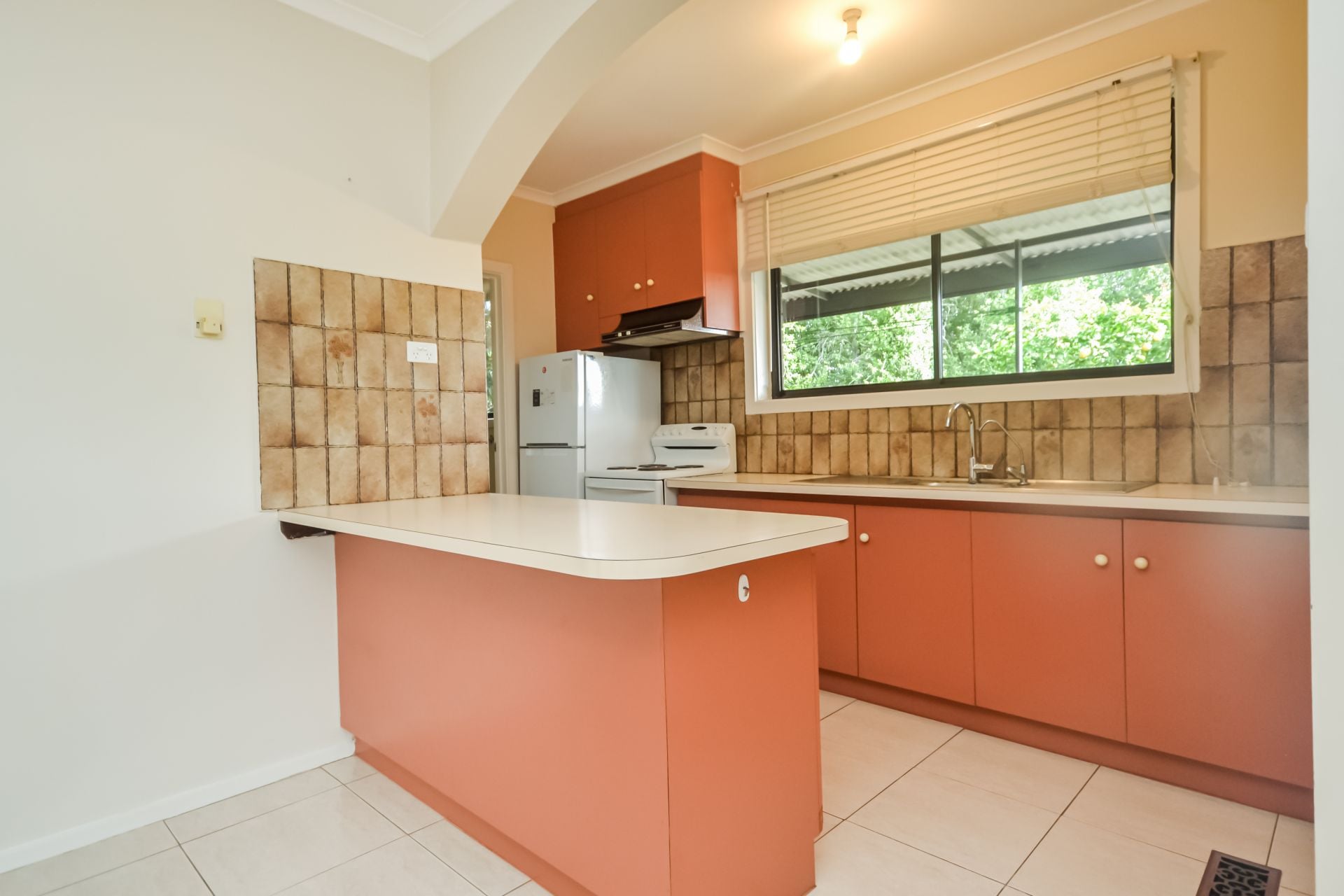 UNDER APPLICATION - NO FURTHER INSPECTIONS AVAILABLE.
AVAILABLE NOW -  1 BEDROOM UNIT - UTILITIES INCLUDED