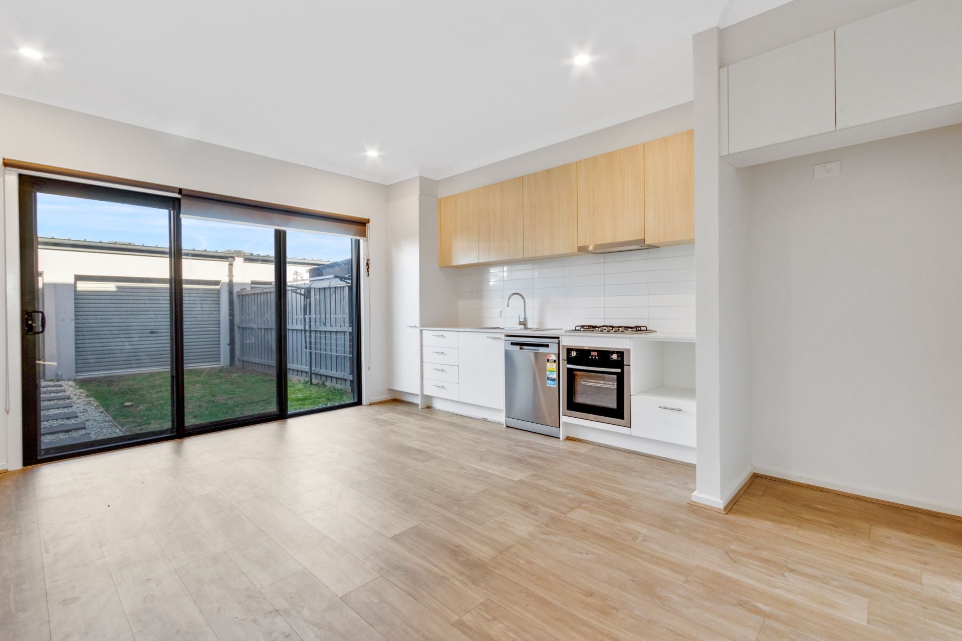 MODERN LIVING, CONVENIENT LOCATION