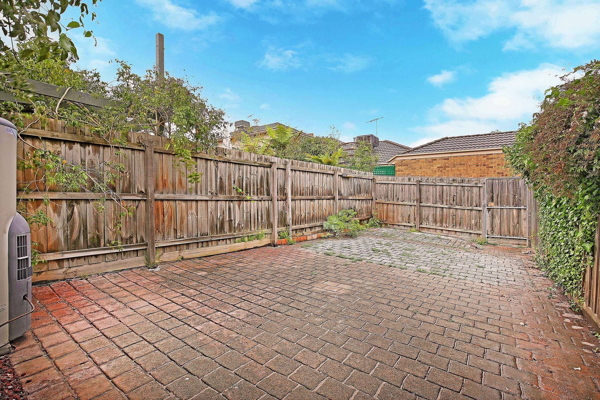 CLASSIC BRICK TERRACE IN GREAT LOCATION