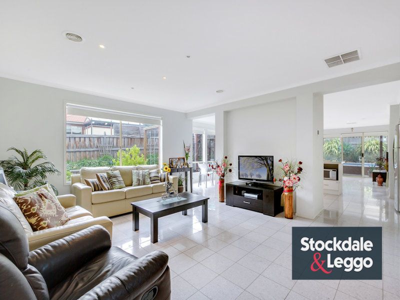 13 Strathoon Crescent SOUTH MORANG, South Morang - Thumbnail 7