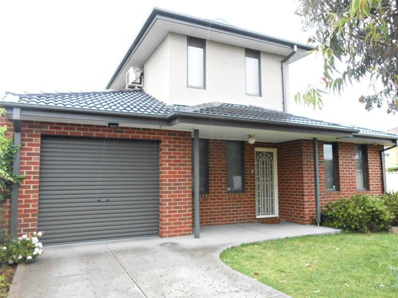 3 BEDROOM, 2 BATHROOM TOWNHOUSE