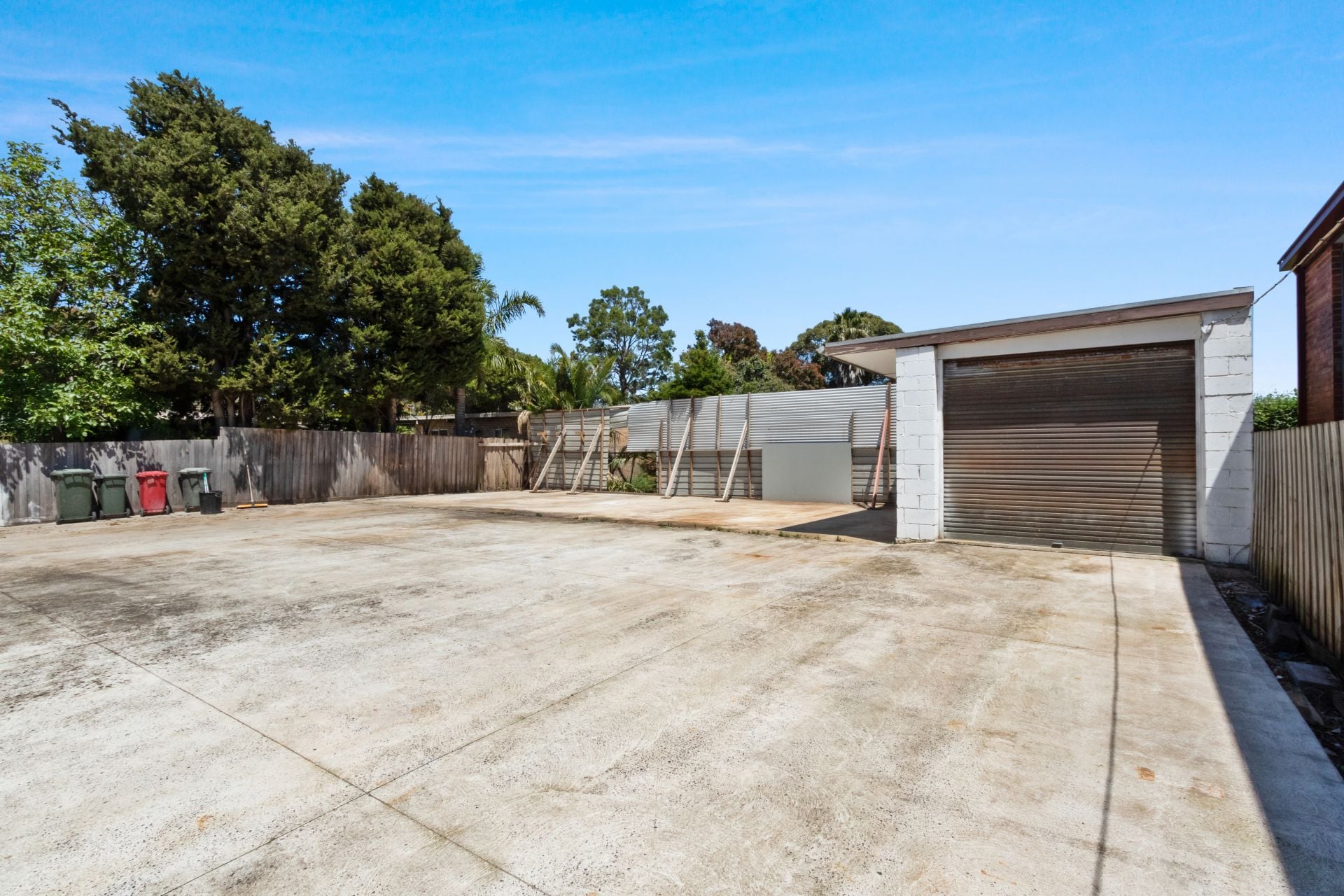 Perfect Blend of Office, Warehouse and Yard!