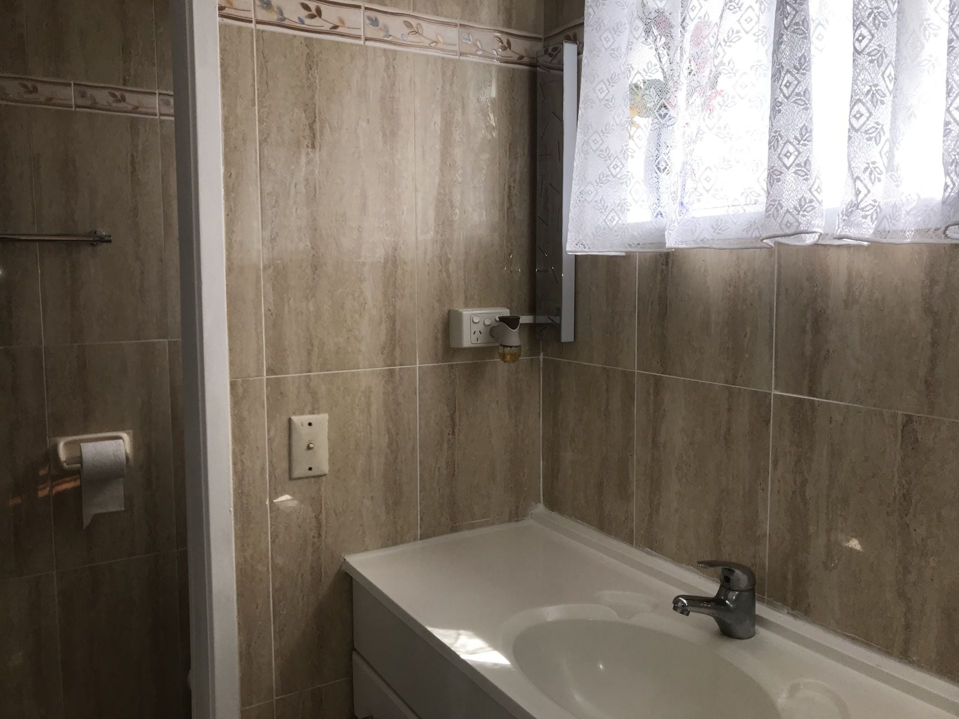 WALKING DISTANCE TO HIGH STREET!