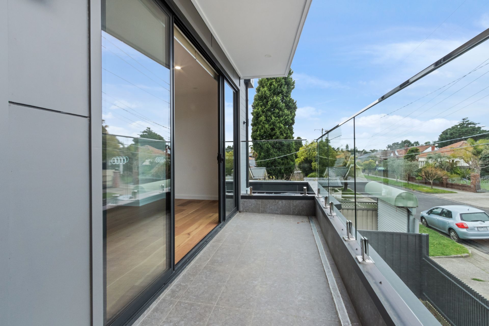 Near new, luxury townhouse!