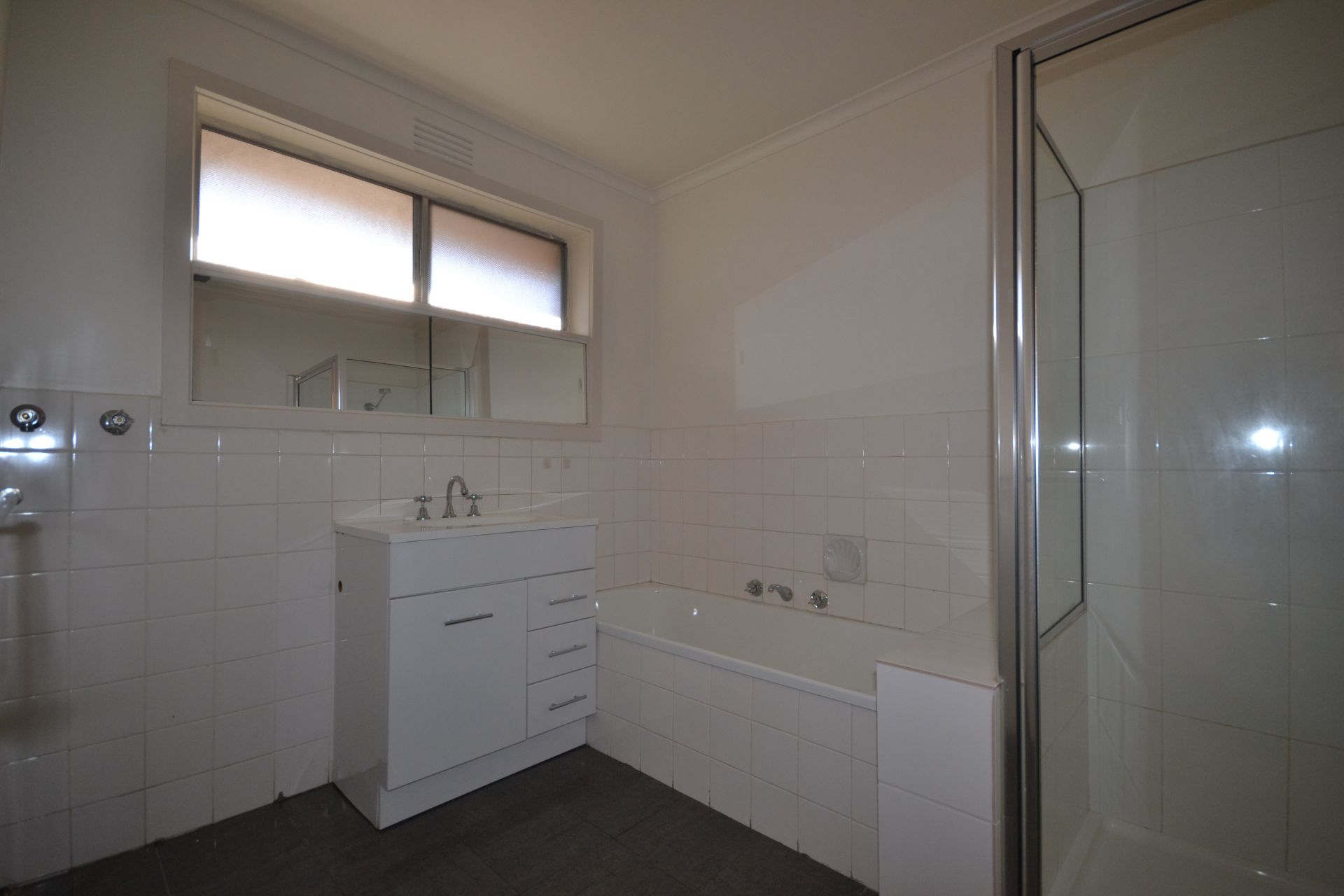 GREAT SIZE UNIT WITH A TRAM AT YOUR DOORSTEP!